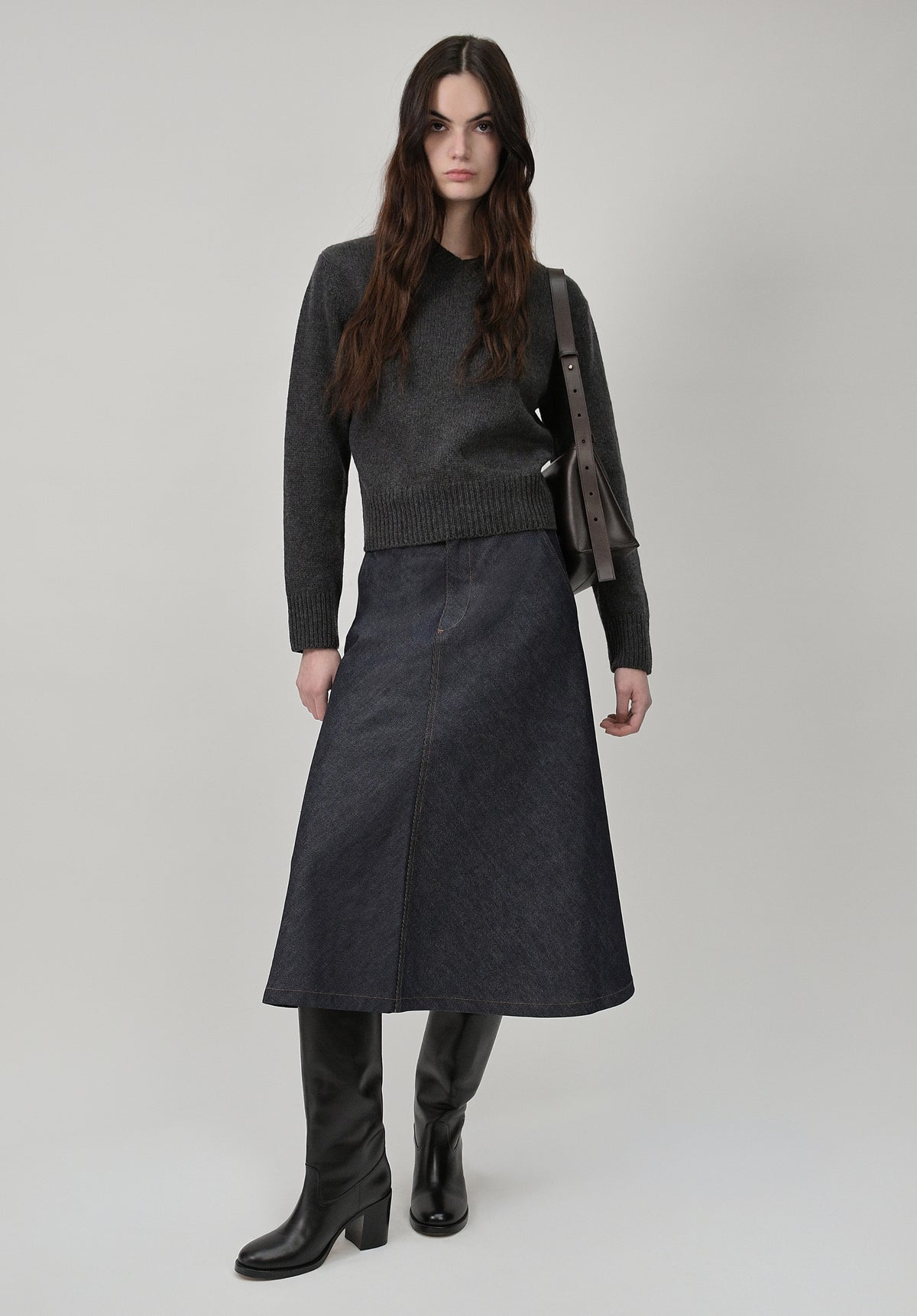 Anthrazitgrauer Pullover aus recycelter Wolle
