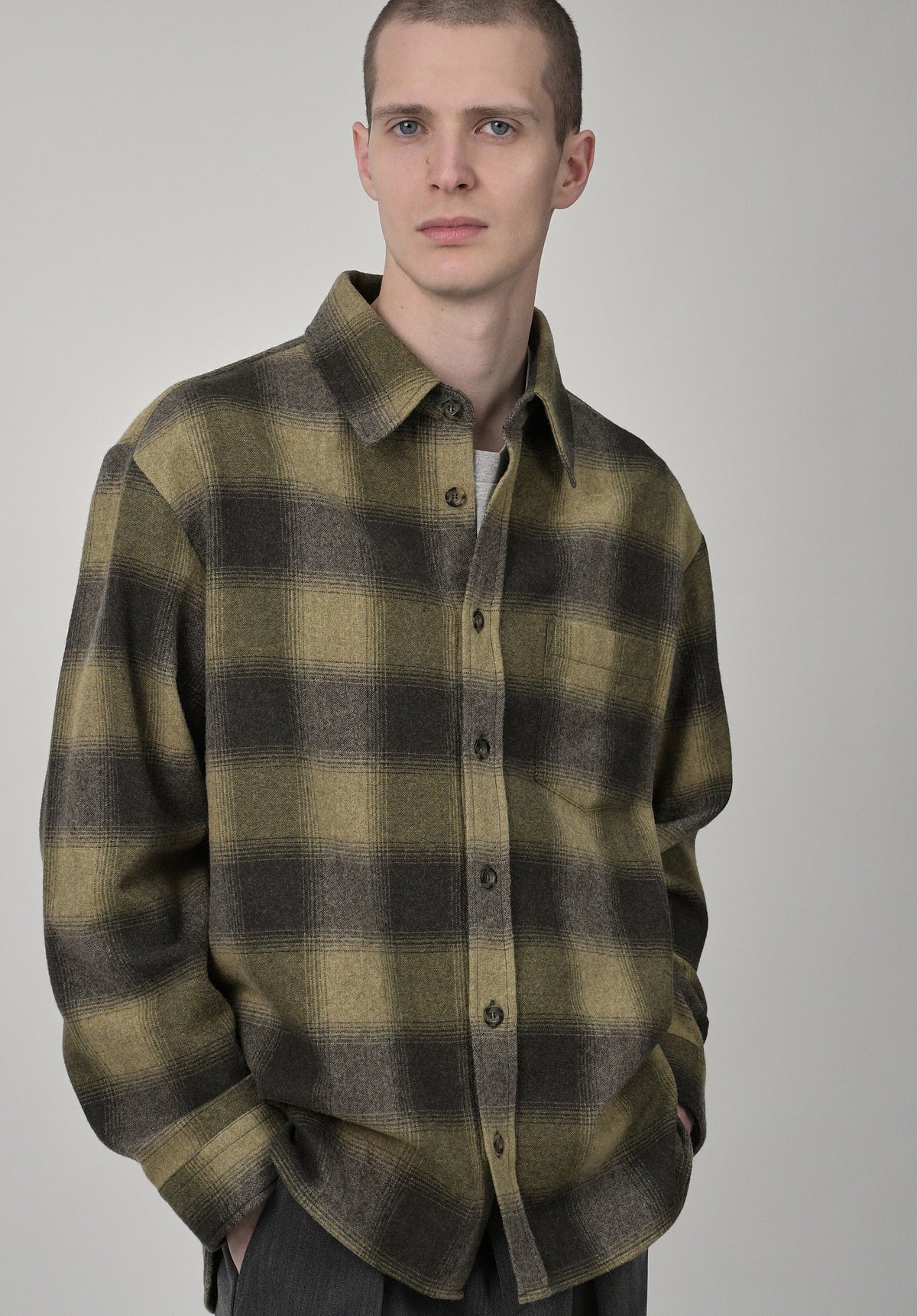 Khakifarbenes kariertes Overshirt