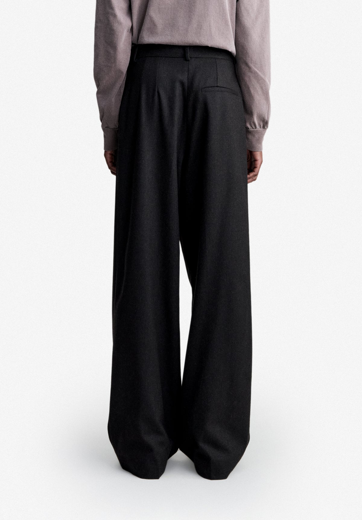 Loose-fit dark brown trousers with pleats - 4