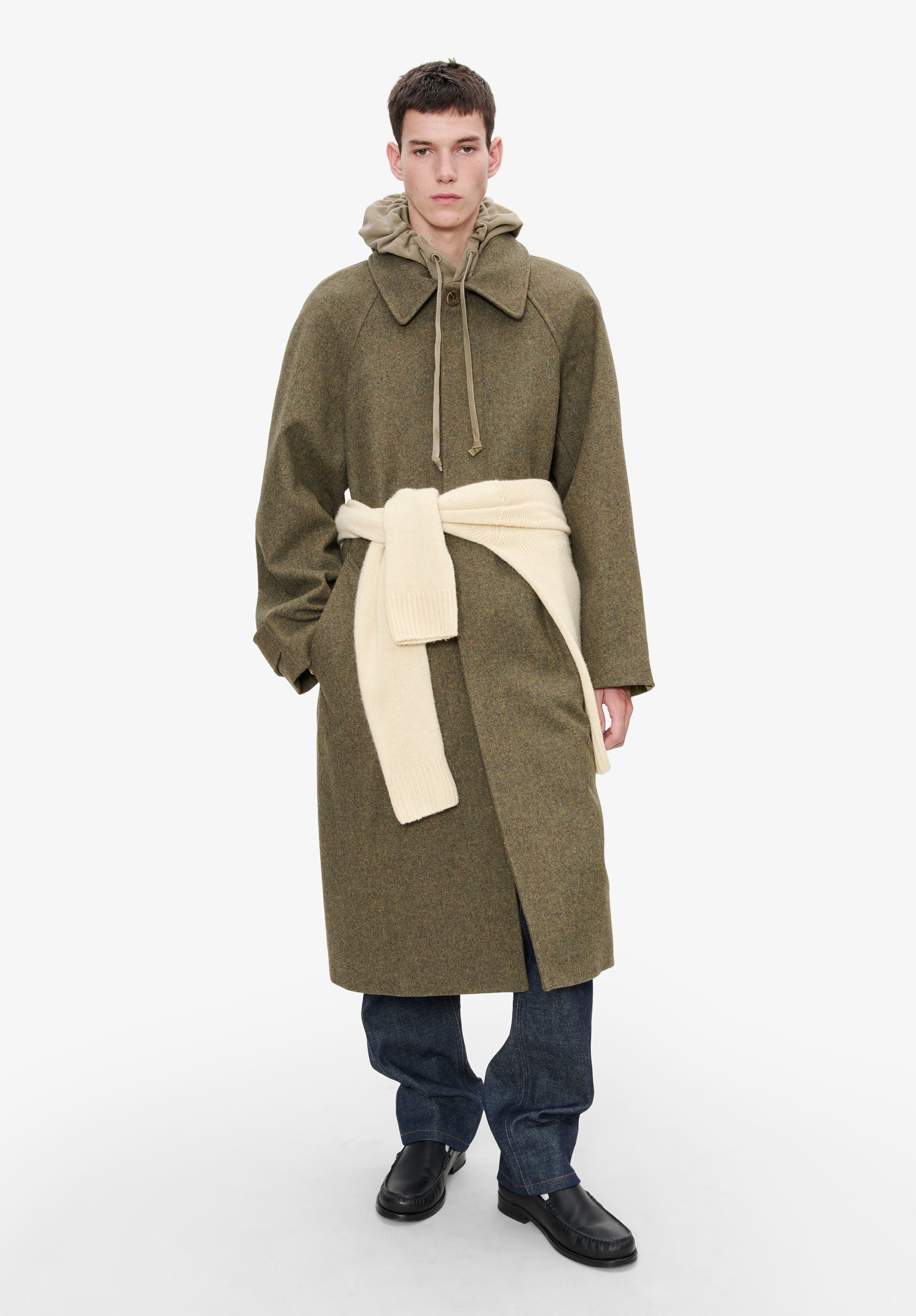 Solid-colour coat with raglan sleeves